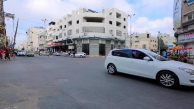 Filistin 'in en büyük şehri Gazze Şehri, Batı Şeria' daki kimliği belirsiz insanlar ve sokak trafiği, yaklaşık Ağustos 2021