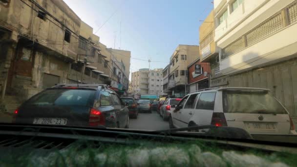 2021年5月左右 在巴勒斯坦国最大城市加沙市一辆行驶的汽车上看到的街道交通情况 — 图库视频影像