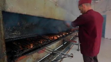 Kimliği belirsiz bir adam Filistin 'in en büyük şehri olan Gazze Şehri, Batı Şeria' daki bir markette yaklaşık Ağustos 2021 'de et pişiriyor.