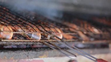 Kimliği belirsiz bir adam Filistin 'in en büyük şehri olan Gazze Şehri, Batı Şeria' daki bir markette yaklaşık Ağustos 2021 'de et pişiriyor.