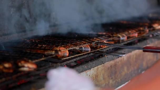 Άγνωστος Άνθρωπος Ψήνει Κρέας Μια Αγορά Στην Πόλη Της Γάζας — Αρχείο Βίντεο