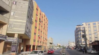 Filistin 'in en büyük şehri Gazze Şehri, Batı Şeria' daki kimliği belirsiz insanlar ve sokak trafiği, yaklaşık Ağustos 2021