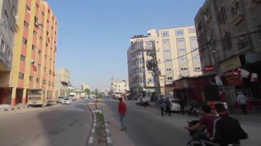 Filistin 'in en büyük şehri Gazze Şehri, Batı Şeria' daki kimliği belirsiz insanlar ve sokak trafiği, yaklaşık Ağustos 2021