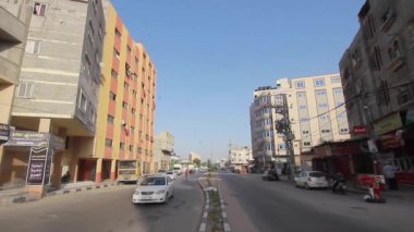 Filistin 'in en büyük şehri Gazze Şehri, Batı Şeria' daki kimliği belirsiz insanlar ve sokak trafiği, yaklaşık Ağustos 2021