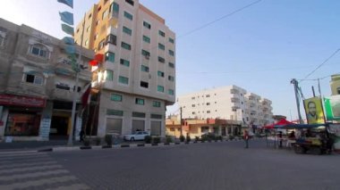 Filistin 'in en büyük şehri Gazze Şehri, Batı Şeria' daki kimliği belirsiz insanlar ve sokak trafiği, yaklaşık Ağustos 2021