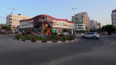 Filistin 'in en büyük şehri Gazze Şehri, Batı Şeria' daki kimliği belirsiz insanlar ve sokak trafiği, yaklaşık Ağustos 2021