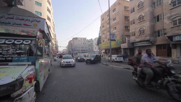 Niezidentyfikowani Ludzie Ruch Uliczny Gazie Zachodnim Brzegu Największym Mieście Stanu — Wideo stockowe