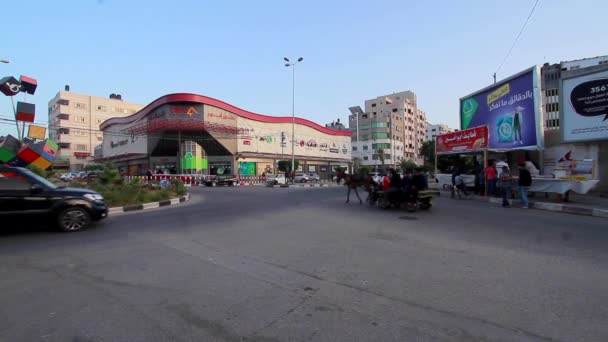 Pessoas Não Identificadas Tráfico Rua Cidade Gaza Cisjordânia Maior Cidade — Vídeo de Stock