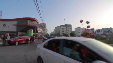 Filistin 'in en büyük şehri Gazze Şehri, Batı Şeria' daki kimliği belirsiz insanlar ve sokak trafiği, yaklaşık Ağustos 2021