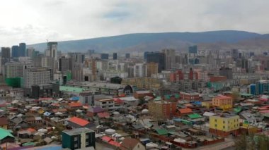 Moğolistan 'ın başkenti Ulaanbaatar' ın binalarının ve sokaklarının havadan görünüşü, yaklaşık Haziran 2021.