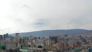 Moğolistan 'ın başkenti Ulaanbaatar' ın binalarının ve sokaklarının havadan görünüşü, yaklaşık Haziran 2021.