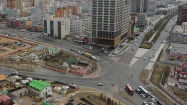 Moğolistan 'ın başkenti Ulaanbaatar' ın binalarının ve sokaklarının havadan görünüşü, yaklaşık Haziran 2021.
