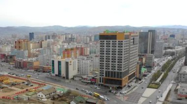 Moğolistan 'ın başkenti Ulaanbaatar' ın binalarının ve sokaklarının havadan görünüşü, yaklaşık Haziran 2021.