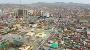 Moğolistan 'ın başkenti Ulaanbaatar' ın binalarının ve sokaklarının havadan görünüşü, yaklaşık Haziran 2021.