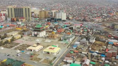 Moğolistan 'ın başkenti Ulaanbaatar' ın binalarının ve sokaklarının havadan görünüşü, yaklaşık Haziran 2021.