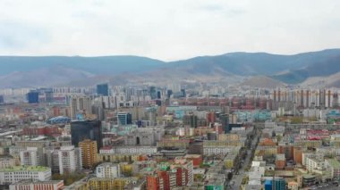 Moğolistan 'ın başkenti Ulaanbaatar' ın binalarının ve sokaklarının havadan görünüşü, yaklaşık Haziran 2021.