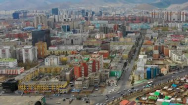 Moğolistan 'ın başkenti Ulaanbaatar' ın binalarının ve sokaklarının havadan görünüşü, yaklaşık Haziran 2021.