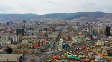 Moğolistan 'ın başkenti Ulaanbaatar' ın binalarının ve sokaklarının havadan görünüşü, yaklaşık Haziran 2021.