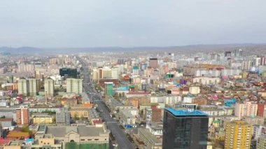 Moğolistan 'ın başkenti Ulaanbaatar' ın binalarının ve sokaklarının havadan görünüşü, yaklaşık Haziran 2021.