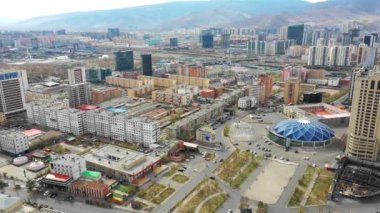 Moğolistan 'ın başkenti Ulaanbaatar' ın binalarının ve sokaklarının havadan görünüşü, yaklaşık Haziran 2021.