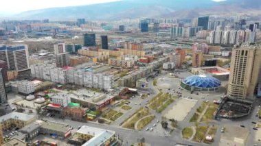 Moğolistan 'ın başkenti Ulaanbaatar' ın binalarının ve sokaklarının havadan görünüşü, yaklaşık Haziran 2021.