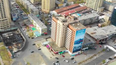 Moğolistan 'ın başkenti Ulaanbaatar' ın binalarının ve sokaklarının havadan görünüşü, yaklaşık Haziran 2021.