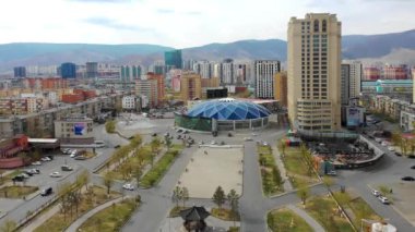 Moğolistan 'ın başkenti Ulaanbaatar' ın binalarının ve sokaklarının havadan görünüşü, yaklaşık Haziran 2021.