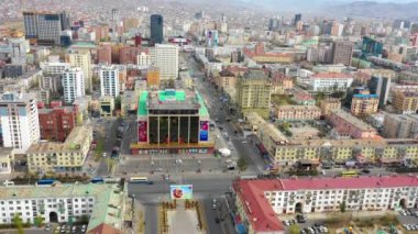 Moğolistan 'ın başkenti Ulaanbaatar' ın binalarının ve sokaklarının havadan görünüşü, yaklaşık Haziran 2021.
