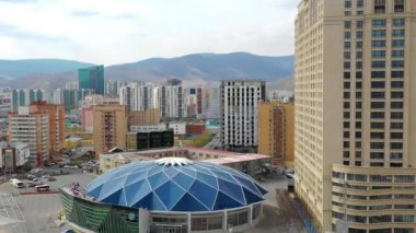 Moğolistan 'ın başkenti Ulaanbaatar' ın binalarının ve sokaklarının havadan görünüşü, yaklaşık Haziran 2021.