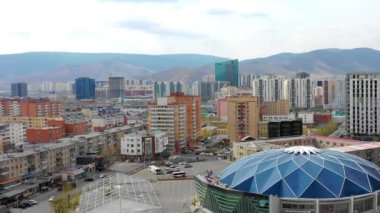 Moğolistan 'ın başkenti Ulaanbaatar' ın binalarının ve sokaklarının havadan görünüşü, yaklaşık Haziran 2021.