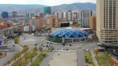 Moğolistan 'ın başkenti Ulaanbaatar' ın binalarının ve sokaklarının havadan görünüşü, yaklaşık Haziran 2021.