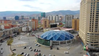 Moğolistan 'ın başkenti Ulaanbaatar' ın binalarının ve sokaklarının havadan görünüşü, yaklaşık Haziran 2021.
