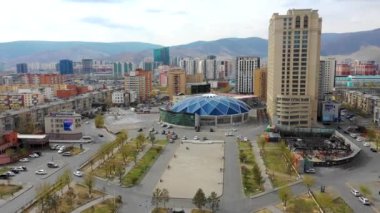 Moğolistan 'ın başkenti Ulaanbaatar' ın binalarının ve sokaklarının havadan görünüşü, yaklaşık Haziran 2021.