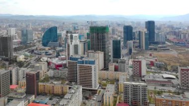 Moğolistan 'ın başkenti Ulaanbaatar' ın binalarının ve sokaklarının havadan görünüşü, yaklaşık Haziran 2021.