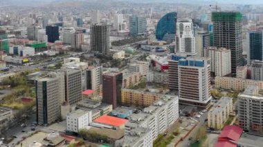 Moğolistan 'ın başkenti Ulaanbaatar' ın binalarının ve sokaklarının havadan görünüşü, yaklaşık Haziran 2021.