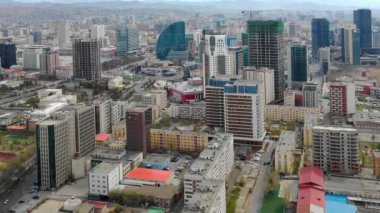 Moğolistan 'ın başkenti Ulaanbaatar' ın binalarının ve sokaklarının havadan görünüşü, yaklaşık Haziran 2021.
