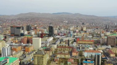 Moğolistan 'ın başkenti Ulaanbaatar' ın binalarının ve sokaklarının havadan görünüşü, yaklaşık Haziran 2021.
