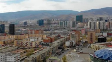 Moğolistan 'ın başkenti Ulaanbaatar' ın binalarının ve sokaklarının havadan görünüşü, yaklaşık Haziran 2021.