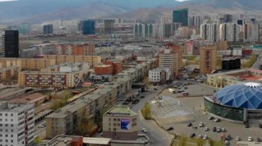 Moğolistan 'ın başkenti Ulaanbaatar' ın binalarının ve sokaklarının havadan görünüşü, yaklaşık Haziran 2021.