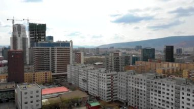 Moğolistan 'ın başkenti Ulaanbaatar' ın binalarının ve sokaklarının havadan görünüşü, yaklaşık Haziran 2021.