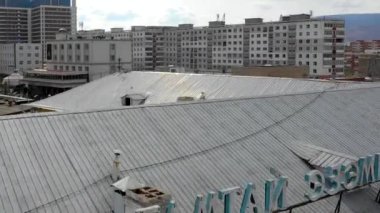 Moğolistan 'ın başkenti Ulaanbaatar' ın binalarının ve sokaklarının havadan görünüşü, yaklaşık Haziran 2021.