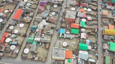 Moğolistan 'ın başkenti Ulaanbaatar' ın binalarının ve sokaklarının havadan görünüşü, yaklaşık Haziran 2021.