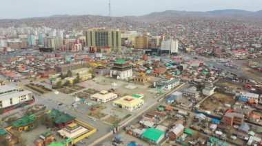 Moğolistan 'ın başkenti Ulaanbaatar' ın binalarının ve sokaklarının havadan görünüşü, yaklaşık Haziran 2021.