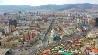 Moğolistan 'ın başkenti Ulaanbaatar' ın binalarının ve sokaklarının havadan görünüşü, yaklaşık Haziran 2021.