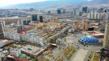 Moğolistan 'ın başkenti Ulaanbaatar' ın binalarının ve sokaklarının havadan görünüşü, yaklaşık Haziran 2021.