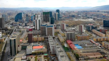 Moğolistan 'ın başkenti Ulaanbaatar' ın binalarının ve sokaklarının havadan görünüşü, yaklaşık Haziran 2021.