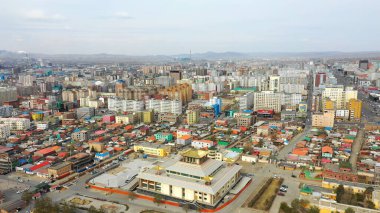 Moğolistan 'ın başkenti Ulaanbaatar' ın binalarının ve sokaklarının havadan görünüşü, yaklaşık Haziran 2021.