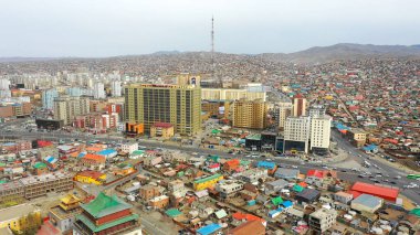 Moğolistan 'ın başkenti Ulaanbaatar' ın binalarının ve sokaklarının havadan görünüşü, yaklaşık Haziran 2021.