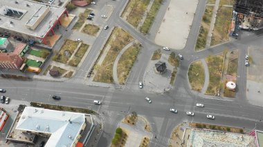 Moğolistan 'ın başkenti Ulaanbaatar' ın binalarının ve sokaklarının havadan görünüşü, yaklaşık Haziran 2021.