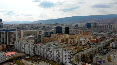 Moğolistan 'ın başkenti Ulaanbaatar' ın binalarının ve sokaklarının havadan görünüşü, yaklaşık Haziran 2021.